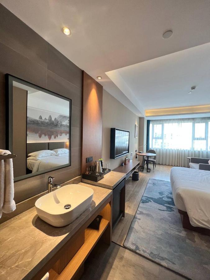 Aurea Central Hotel พนมเปญ ภายนอก รูปภาพ